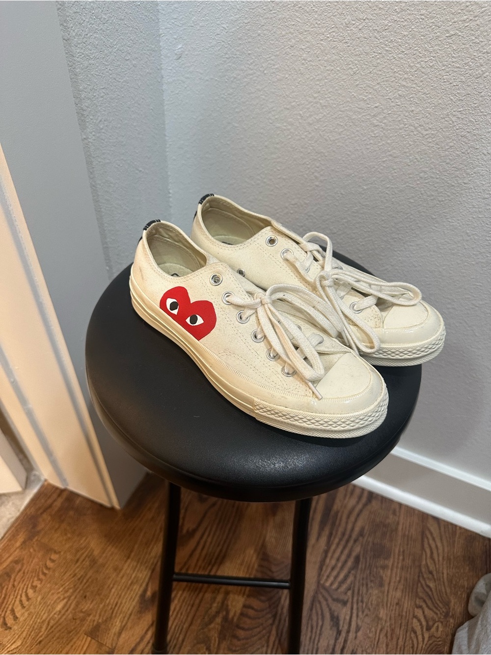 Off-White Low Top Sneakers - Off-White/Red